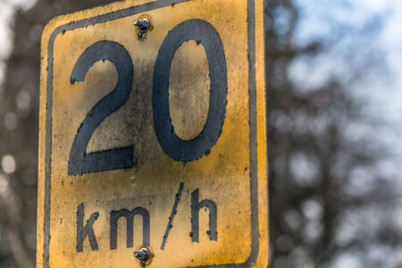 picture of speed limit sign 20 km/h