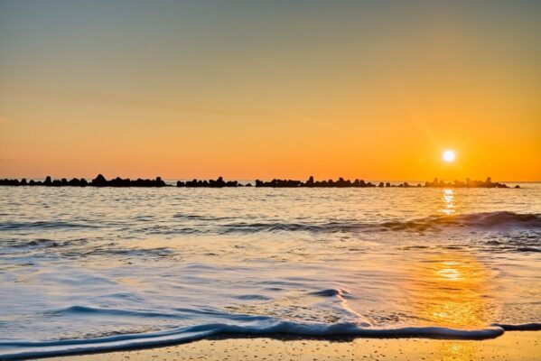 Golden beach sunrise over the Pacific Ocean at Ishihama Beach, Japan — Free seascape photo for bloggers.